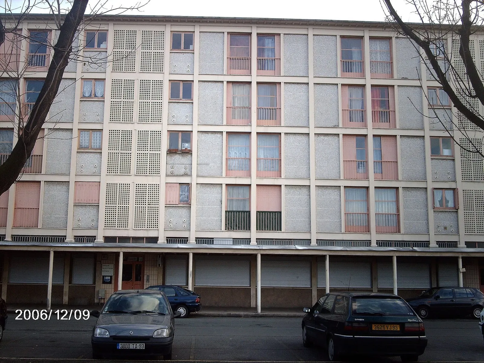 Une barre d'habitation de la Cité de la Muette à Drancy, avec son rez-de-chaussée en arcade