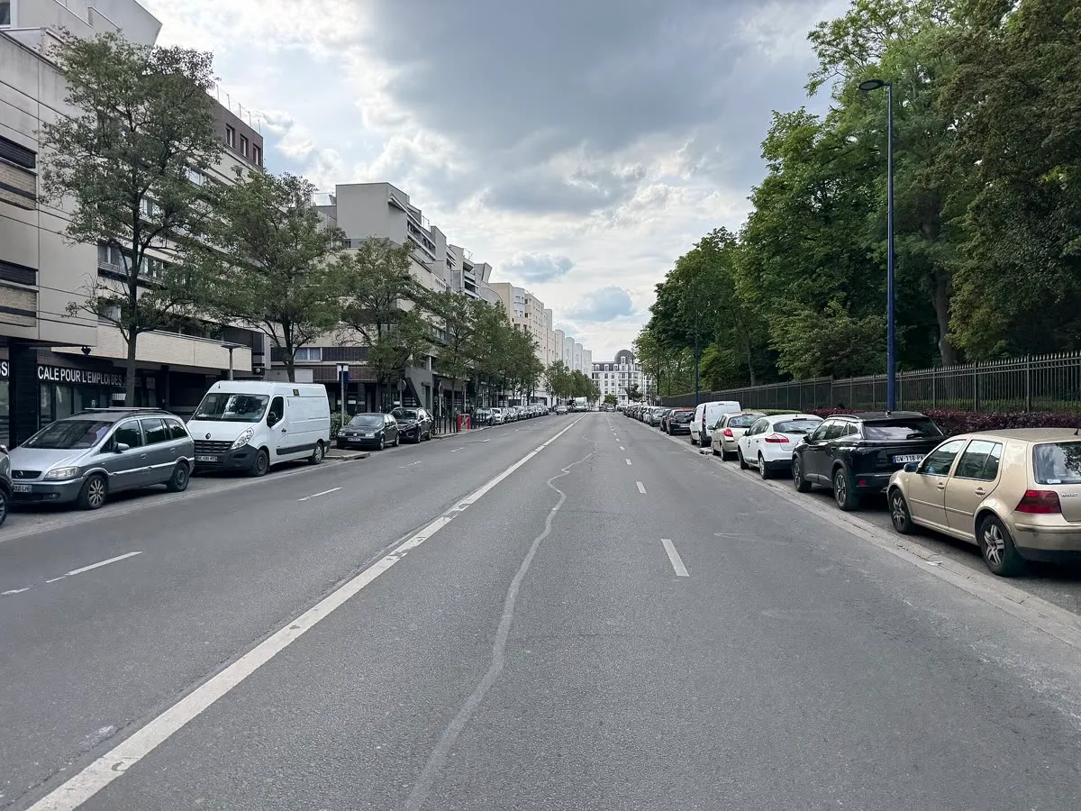 L'avenue Henri Barbusse à Drancy, trottoirs, façades d'immeubles et commerces en rez-de-chaussée