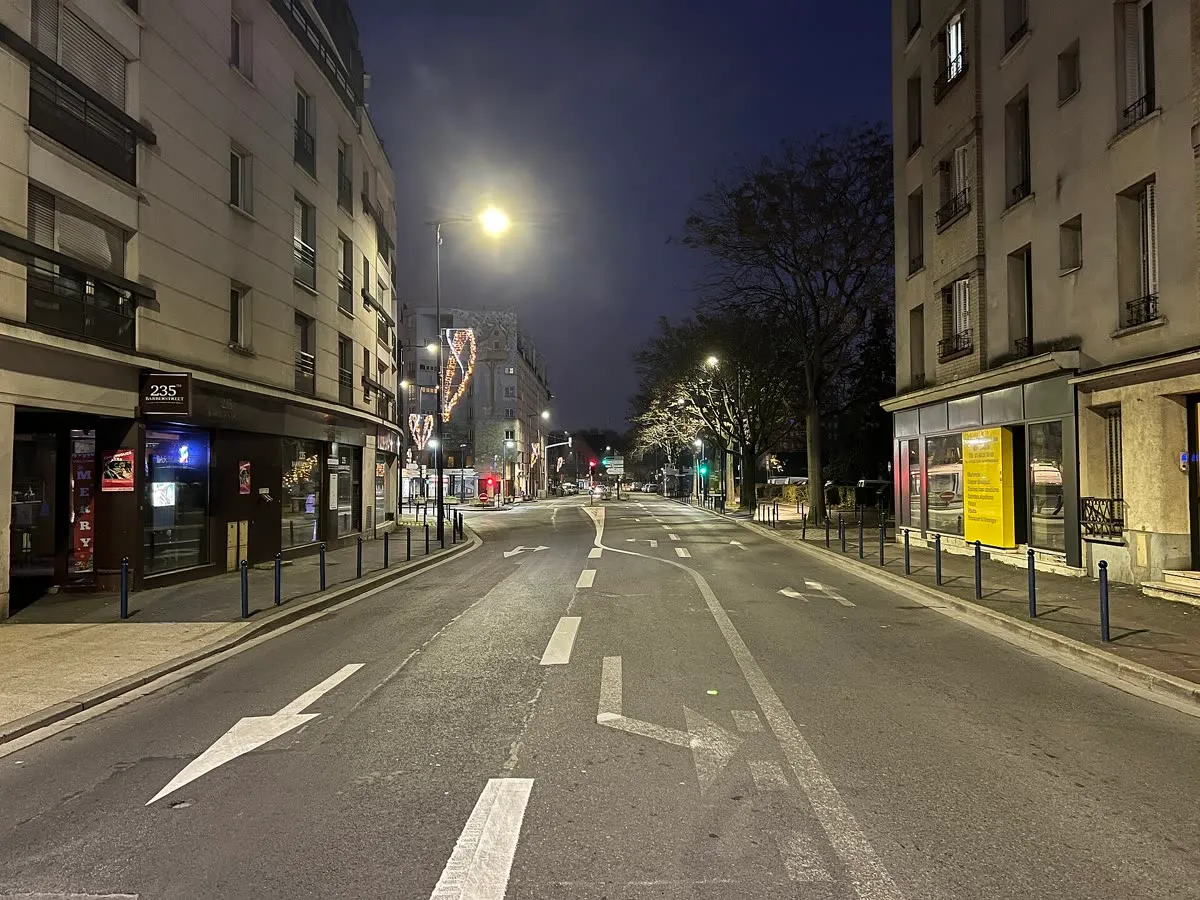 L'avenue Jean Jaurès à Drancy, chaussée et façades éclairées