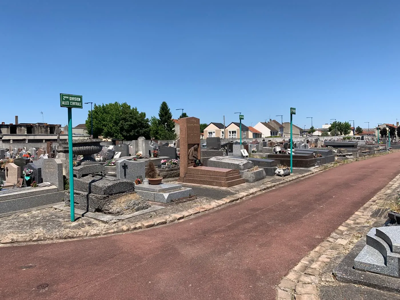 Allées et sépultures du cimetière communal de Drancy