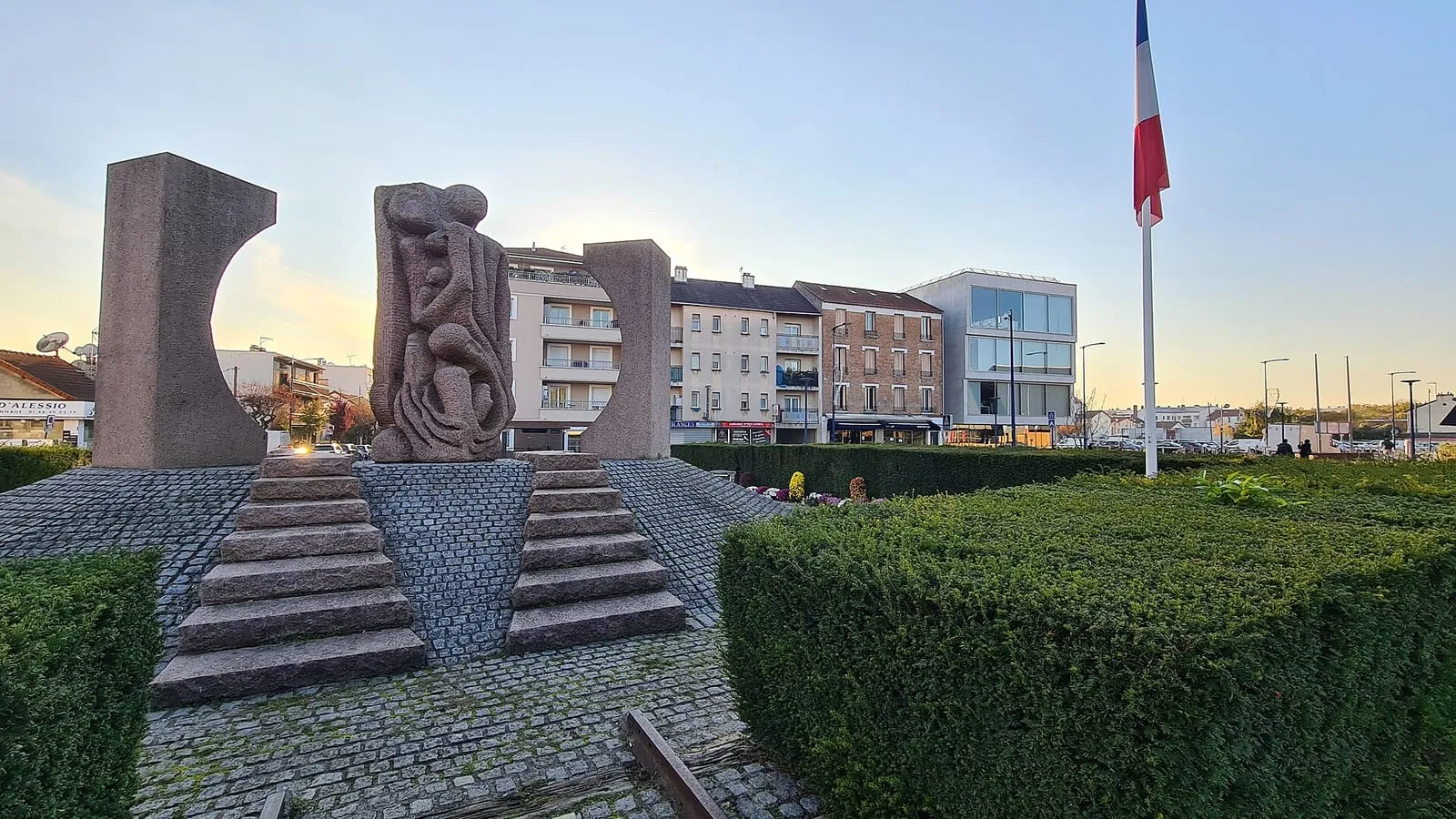 Le monument aux déportés de Shelomo Selinger, trois blocs de pierre dressés devant le Mémorial de la Shoah de Drancy