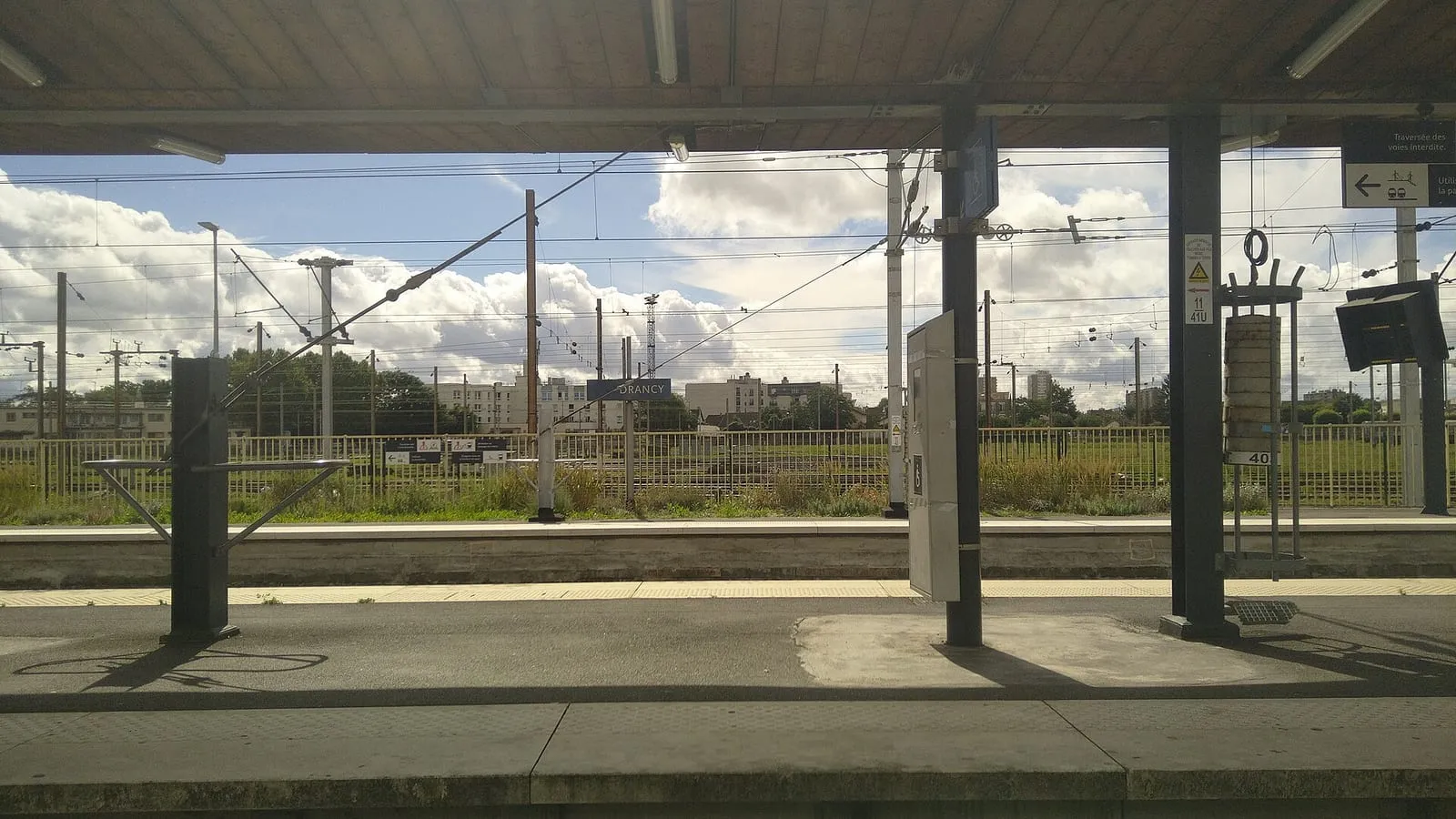 Les quais de la gare de Drancy, sur la ligne B du RER, sous les caténaires