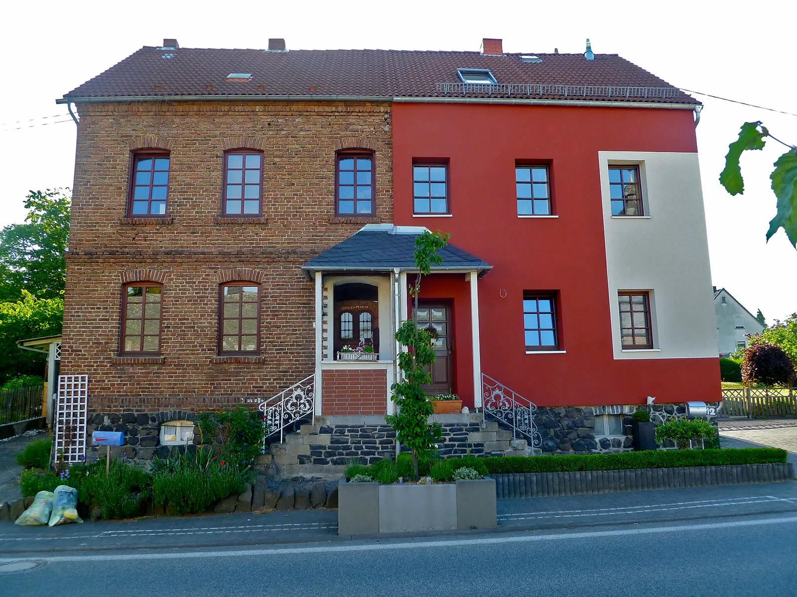 Deux maisons voisines : à gauche une façade ancienne en briques, à droite la même époque de bâtiment avec une façade isolée par l'extérieur et enduite