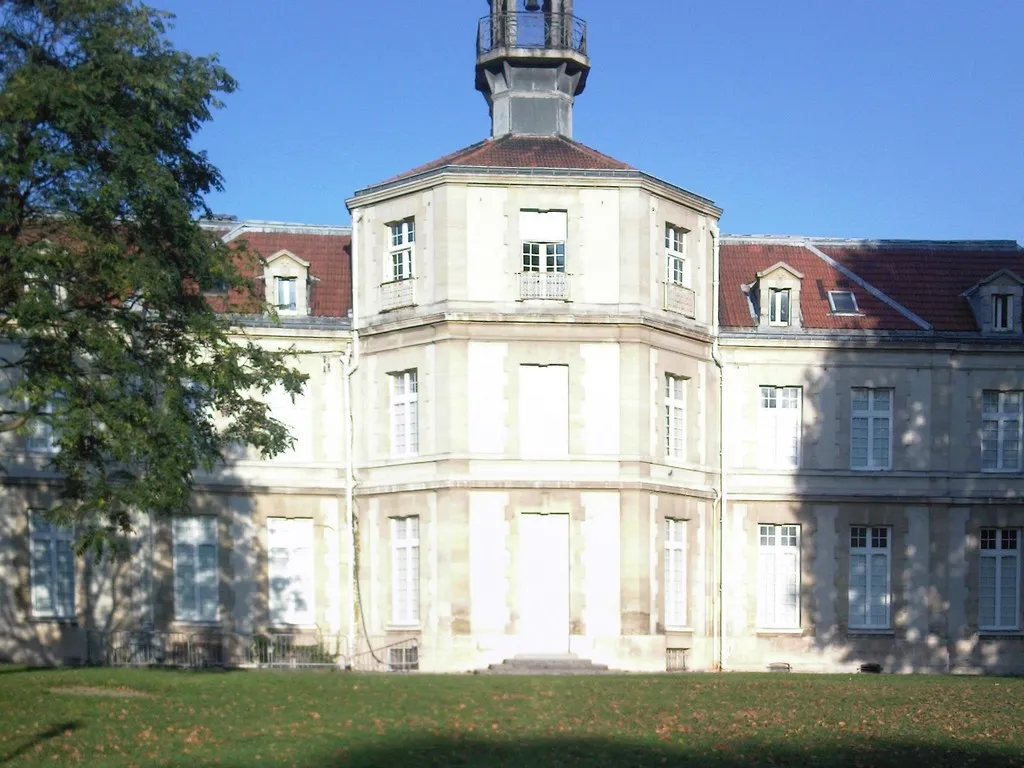 Le château de Ladoucette, dans le parc du même nom à Drancy