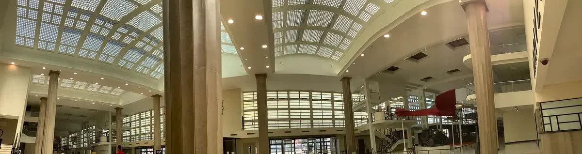 Vue intérieure du musée de l'Air et de l'Espace du Bourget, sous l'aérogare Art déco