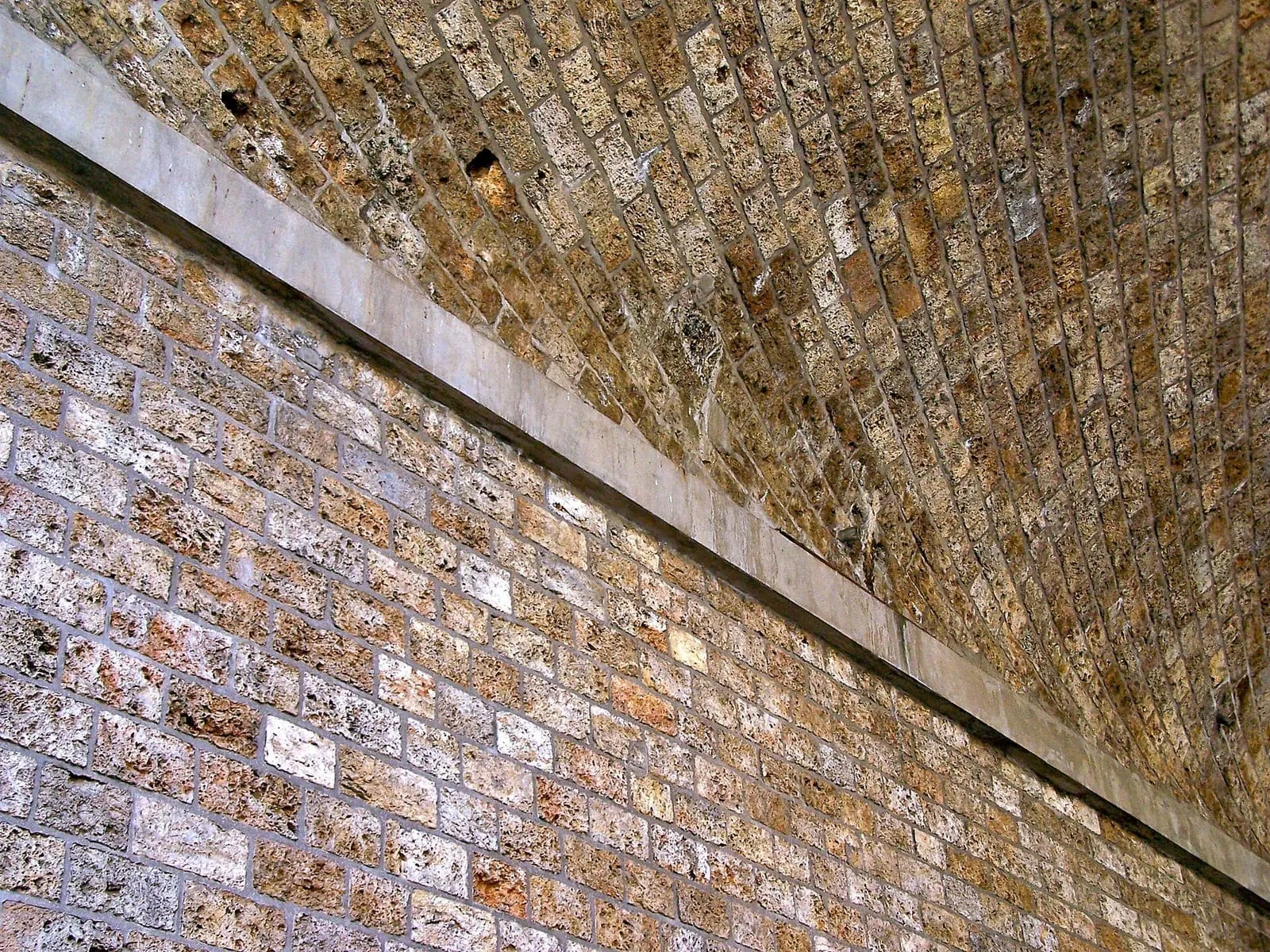 Un mur en pierre, à entretenir avec des matériaux qui respirent