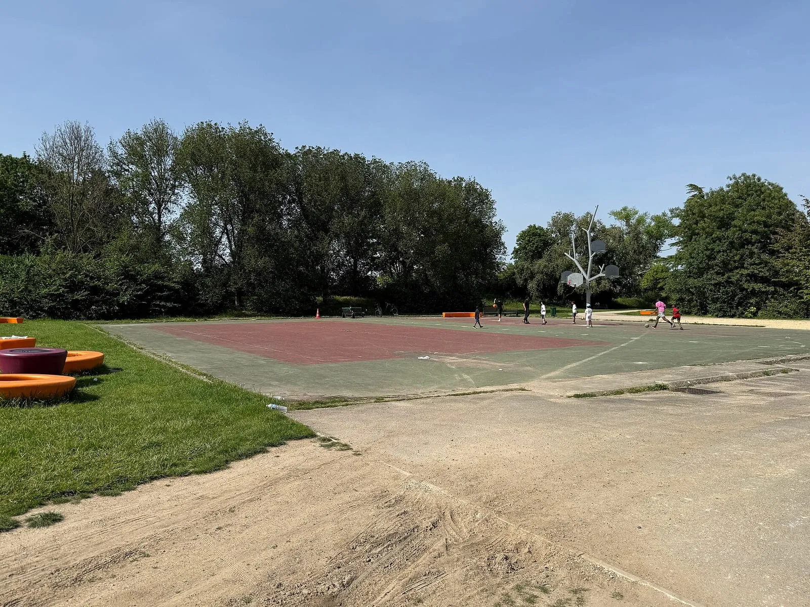 Le terrain multisport du parc départemental de la Bergère à Bobigny, entouré de grands arbres