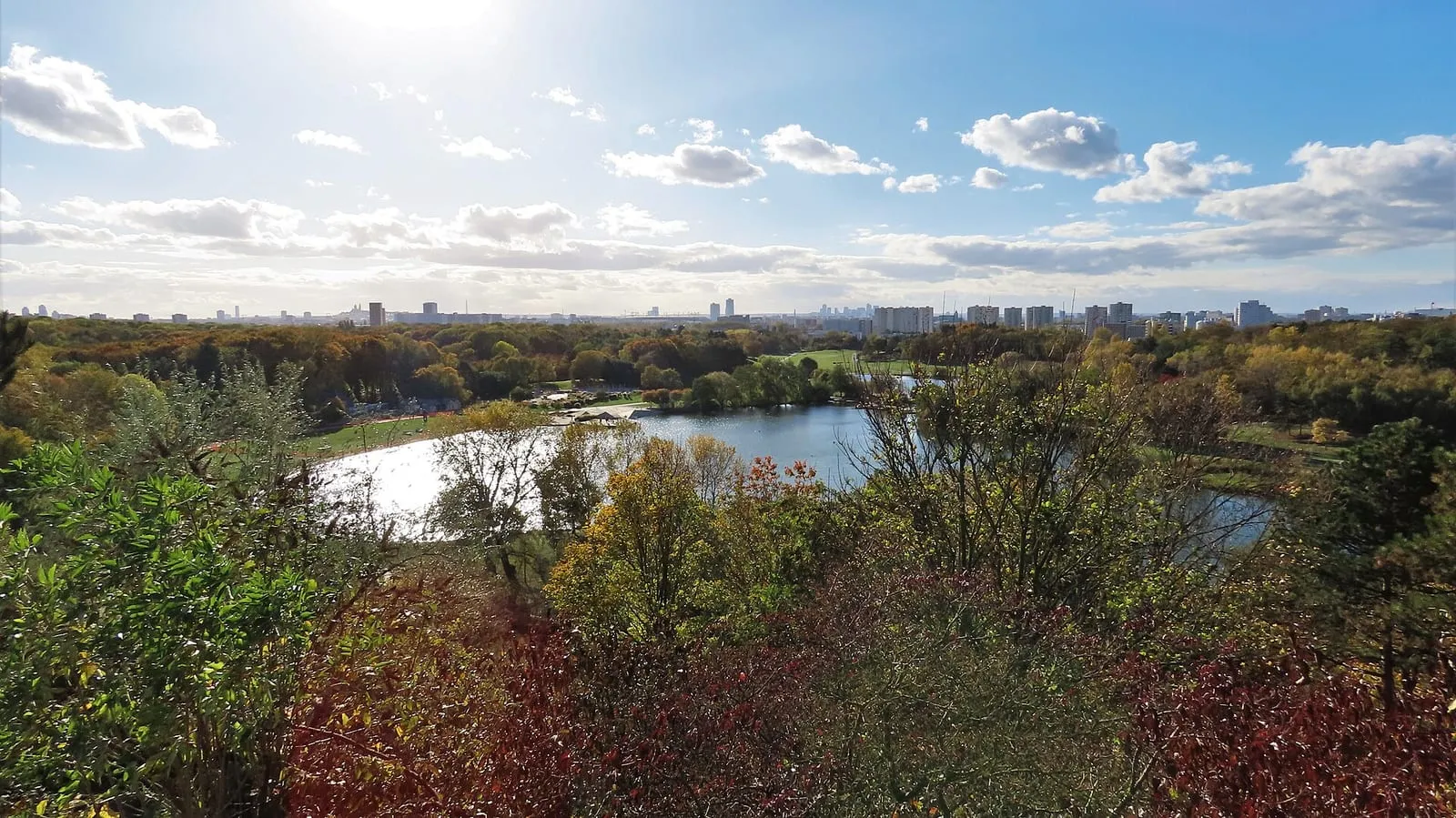 Allée et plan d'eau du parc départemental Georges-Valbon, à La Courneuve