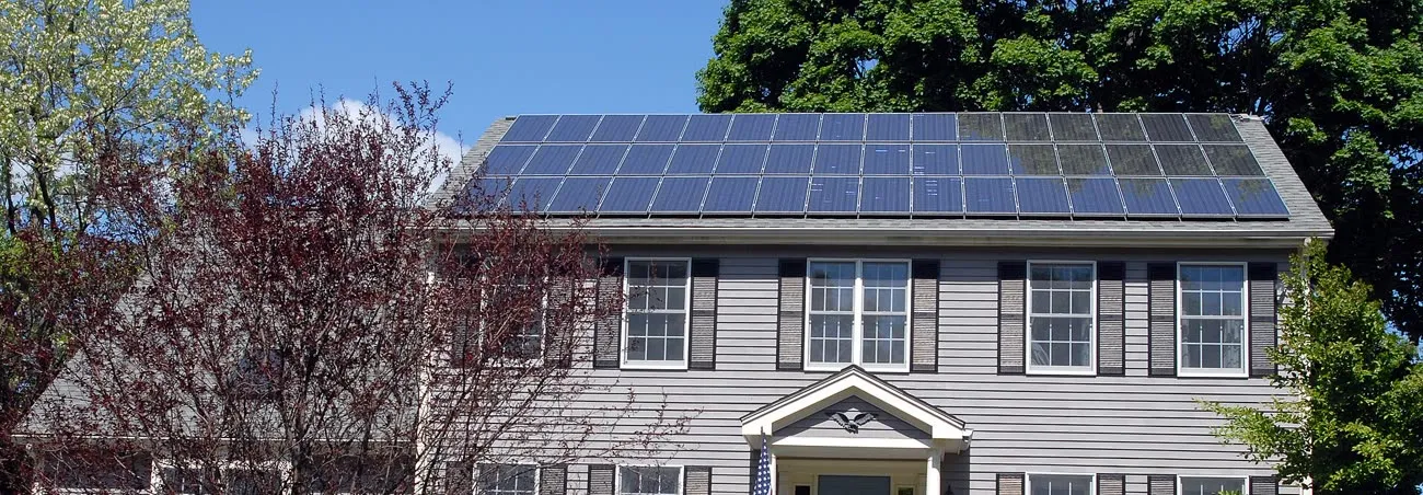 Panneaux solaires installés sur la toiture d'une maison