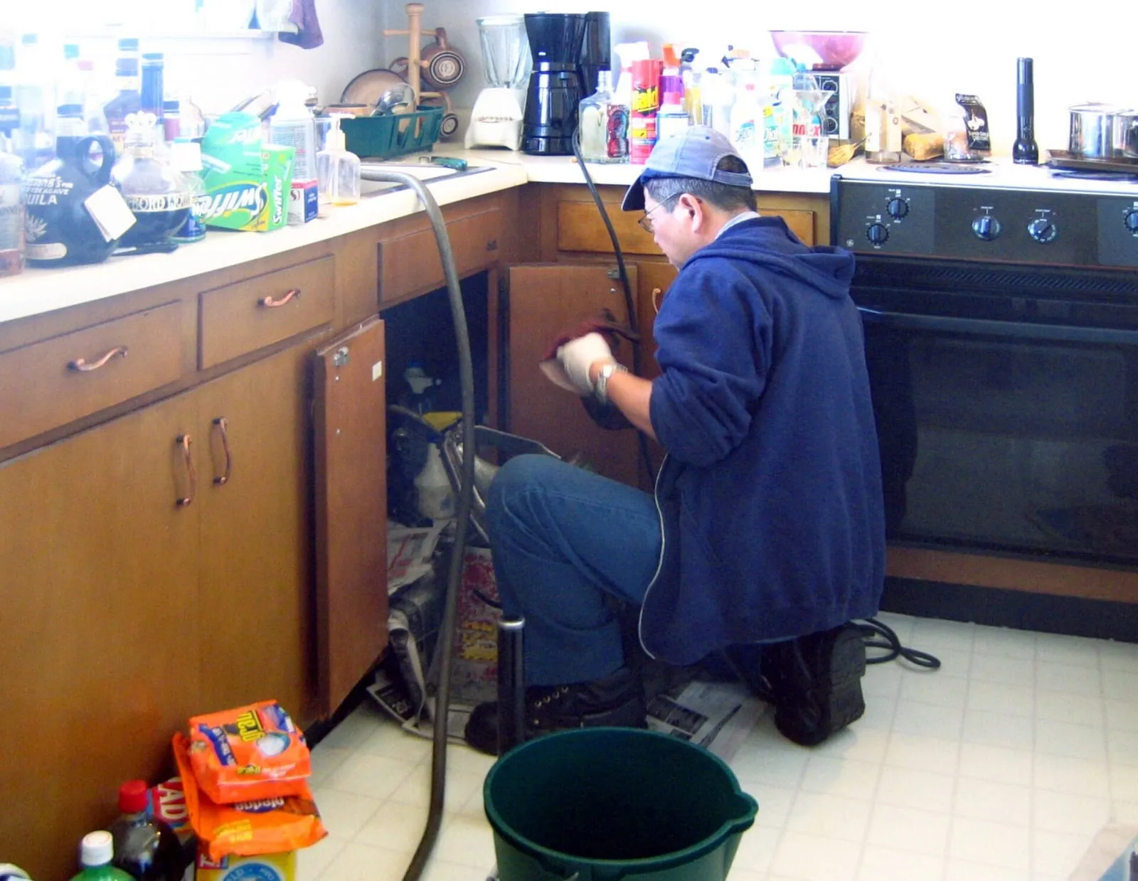Plombier travaillant sur une installation