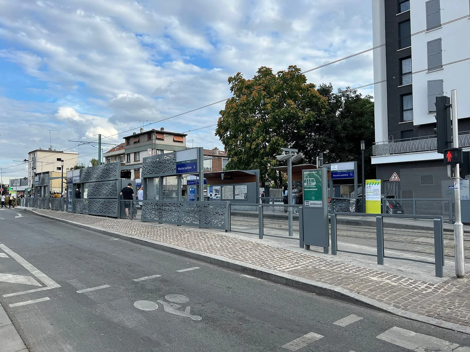 La station Maurice-Lachâtre du tramway T1 à Drancy, avec ses quais et abribus modernes