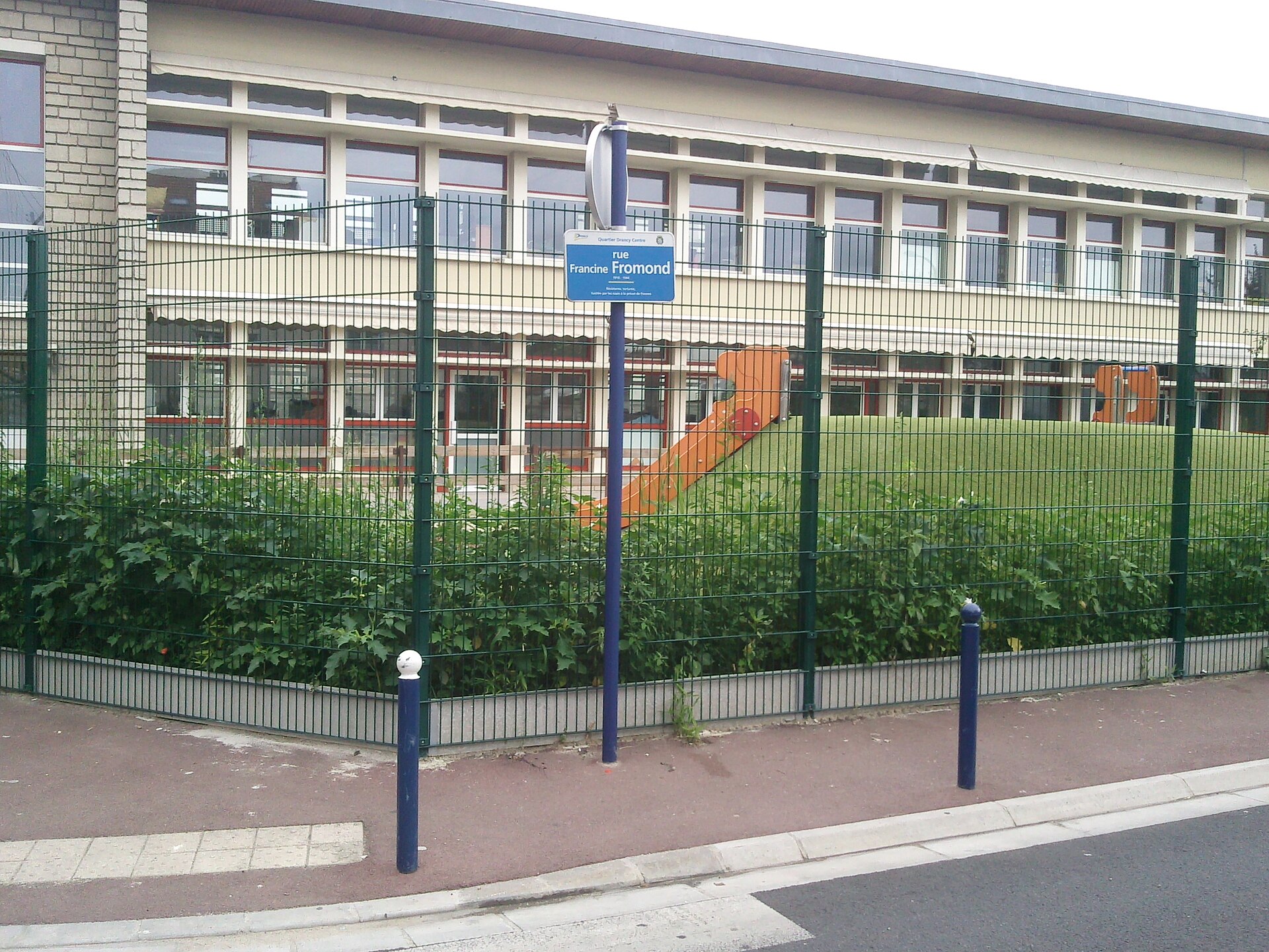 La façade de l'école maternelle Francine Fromond à Drancy